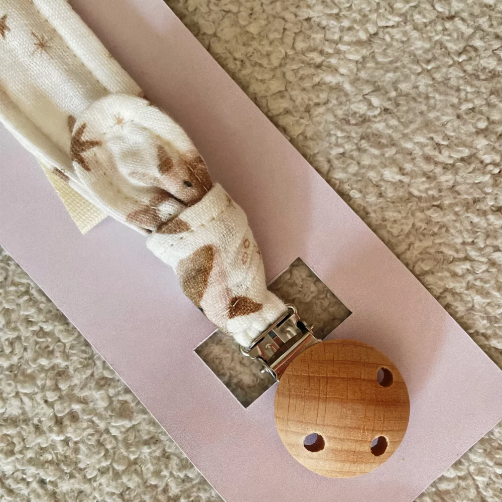 attache-tétine avec clip en bois certifié EN71-3 sans BPA sans BPS