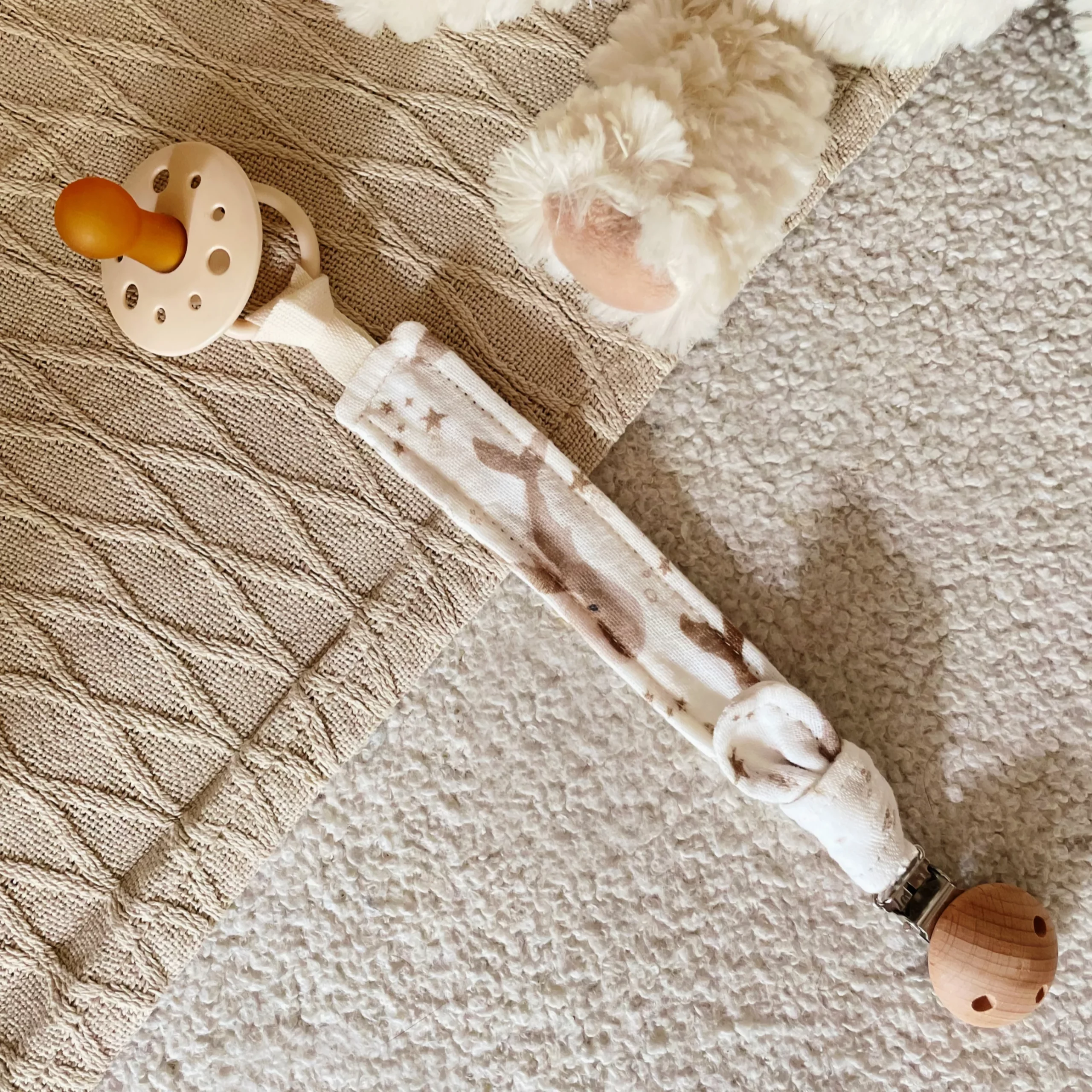 attche pour sucette bébé en tissu avec clip en bois